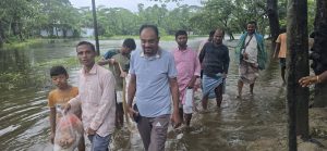 ছনহরায় বন্যার্তদের মাঝে বিএনপি নেতা দিদারের ত্রাণ বিতরণ